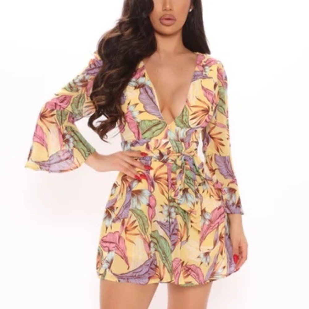 NWT Fashion Nova Stay Beautiful‎ Flowy Romper Butter Yellow Tropical Print Large